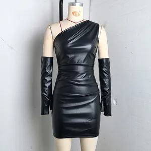 Detailopname van een zwarte bodyconjurk van PU-leer met één schouder en bijpassende mouwen