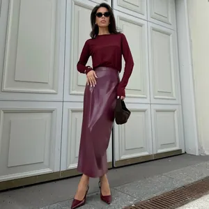 Elegante falda larga de cuero sintético burdeos de talle alto y corte ajustado para el otoño.