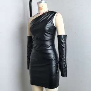 Detailweergave van zwarte PU-leren one-shoulder mini-jurk met bijpassende mouwen