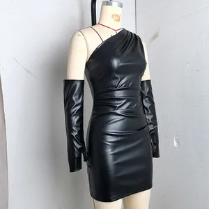 Zwarte PU-lederen bodyconjurk met één schouder, bijpassende lange mouwen en geplooide taille