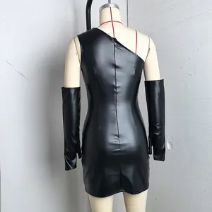 Achteraanzicht van een zwarte one-shoulder PU-leren mini-jurk met mouwen