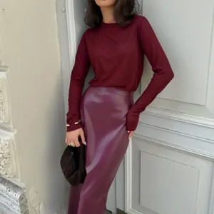 Falda elegante de cuero sintético púrpura de talle alto y corte ajustado de otoño.