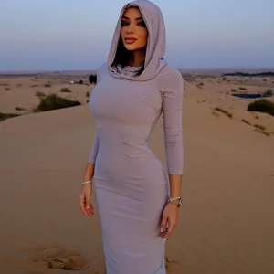 Elegante abito attillato a maniche lunghe con cappuccio, vestibilità slim nel deserto.