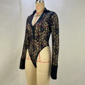 Detailansicht eines schwarzen transparenten floralen Spitzenbodys mit tiefem V-Ausschnitt