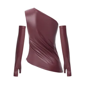 Elegante top de cuero PU burdeos de un solo hombro con manguitos largos a juego.