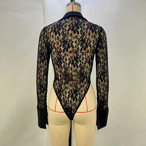 Rückansicht eines sexy schwarzen langärmeligen Bodysuits aus Blumenspitze am Mannequin