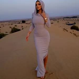 Elegante abito lungo con cappuccio a maniche lunghe e spacco laterale nel deserto