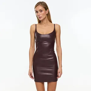 Robe courte moulante en simili cuir bordeaux sans manches avec fines bretelles pour femmes