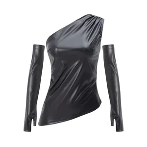 Detalle del top negro de cuero PU con un hombro y mangas largas a juego elegantes