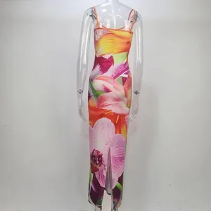Lebhaftes geblümtes Camisole-Midikleid mit sexy Schlitz hinten