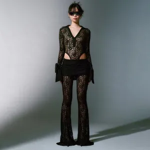 Sexys schwarzes Spitzen-Zweiteiler-Set mit tiefem V-Ausschnitt und eleganter Schlaghose