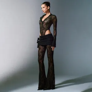 Sexuelles schwarzes Spitzen-Zweiteiler-Set mit tiefem V-Body und Schlaghose mit hoher Taille