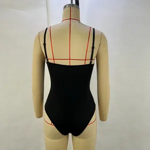 Vista trasera de un body sexy negro con tirantes finos en un maniquí de costura profesional