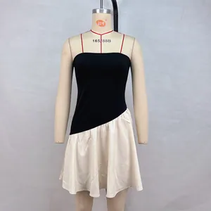 Gedetailleerde weergave van een zwart-crèmekleurige geplooide bandeaujurk op een mannequin.
