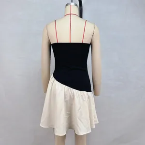 Gedetailleerde weergave van de achterkant van een stijlvolle zwart-witte patchwork jurk