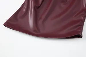 Detalle en primer plano de la fina textura y el dobladillo de un chaleco de cuero PU.