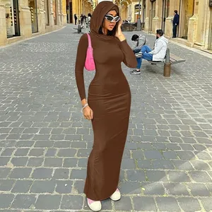 Elegante abito lungo marrone con cappuccio e maniche lunghe per l'autunno urbano