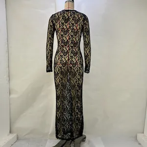 Vista posteriore di un elegante abito midi in pizzo nero trasparente a maniche lunghe