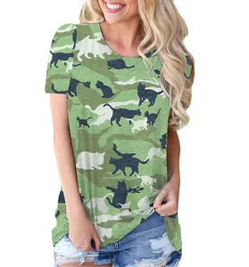 Detalle de camiseta mujer con estampado de gato camuflaje verde