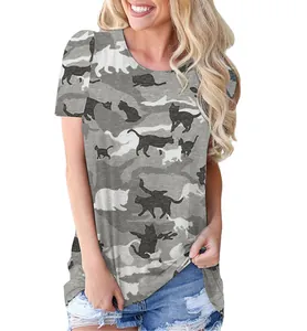 Detalle del estampado de camuflaje de silueta de gato en una camiseta gris.