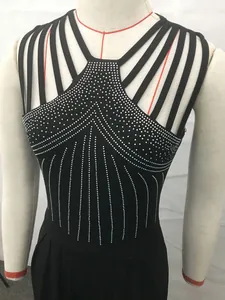 Vue détaillée d'une combinaison noire avec motif en strass argentés sur la poitrine