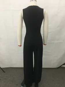 Vue arrière détaillée d'une combinaison élégante noire sans manches sur un mannequin d'étalage
