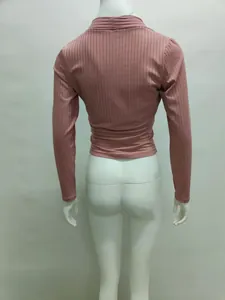 Vue arrière d'un haut ajusté rose à manches longues et côtes sur un mannequin blanc