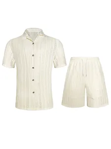 Detailansicht des Herren-Zweiteilers mit Lochmuster-Hemd und Shorts mit Kordelzug