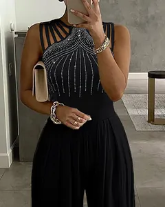 Détail d'une combinaison noire avec motif strass élégant et décolleté à bretelles