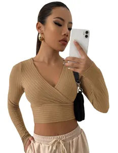 Crop top élégant à manches longues et col en V en maille côtelée pour femme, couleur camel