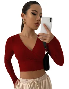 Haut court sexy à manches longues en tricot côtelé rouge bordeaux avec col en V profond