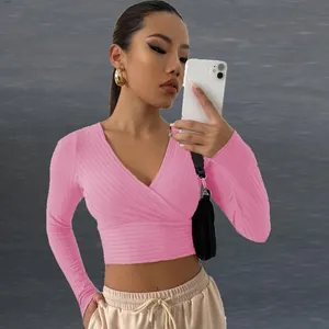Gros plan d'un crop top rose sexy à col en V et manches longues porté par un mannequin