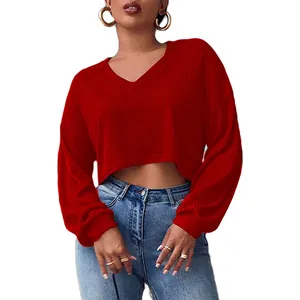 Vue détaillée d'un pull en maille court à col en V rouge pour femme, parfait pour l'automne.
