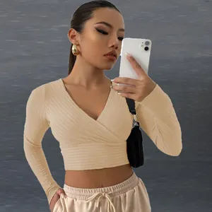 Haut court à manches longues et col en V nervuré beige élégant pour la mode d'automne