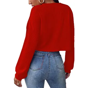 Vue arrière d'un pull en maille côtelée rouge court pour femme, mode automnale décontractée