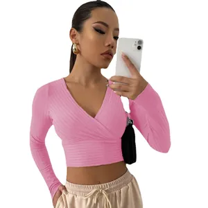 Haut court sexy à manches longues et col en V rose pour femme, style automne et hiver.