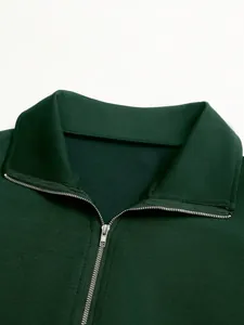 Detailaufnahme eines dunkelgrünen Sweatshirts mit Halbreißverschluss und Reverskragen