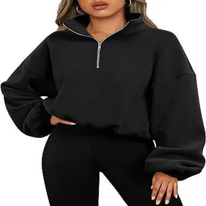 Primer plano de sudadera negra con media cremallera, cuello alto y mangas linterna de moda