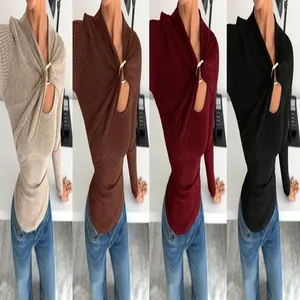 Haut ajusté en maille côtelée à manches longues, découpe asymétrique et boucle dorée