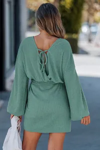 Dettaglio posteriore di un abito in maglia a coste verde salvia con maniche lunghe.