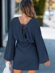 Vista posteriore di un abito in maglia a coste blu navy con scollo a V e fiocco