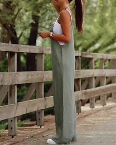 Vue de profil d'une combinaison à jambes larges en soie glacée vert sauge pour femme