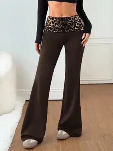 Vue détaillée du pantalon de yoga évasé marron pour femme avec taille imprimé léopard