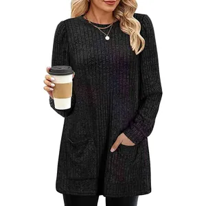 Maglione in maglia a coste nero da donna con girocollo e comode tasche frontali