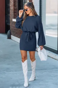 Elegante abito in maglia a coste a maniche lunghe con cintura su modella bionda