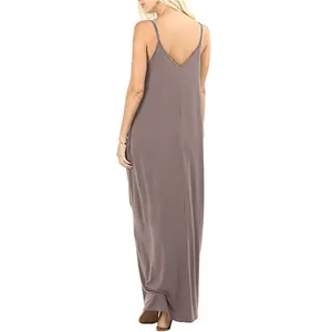 Achteraanzicht van een mouwloze mauve maxi-jurk met een losse pasvorm en een V-halslijn