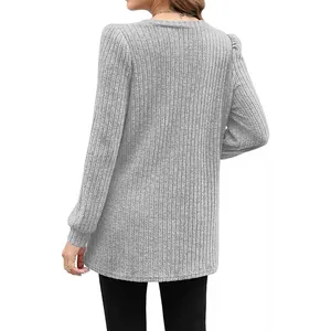 Vista posteriore di maglione grigio a maglia a coste con scollo a girocollo