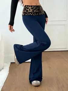 Gros plan sur un pantalon de yoga évasé bleu marine avec taille imprimé léopard