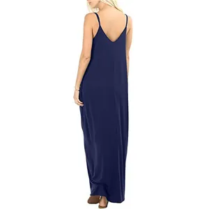 Achteraanzicht van een sexy donkerblauwe vloerlange maxi-jurk met spaghettibandjes