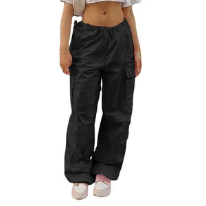 Schwarze Cargo-Hose für Damen im Streetstyle mit Kordelzug und praktischen Taschen